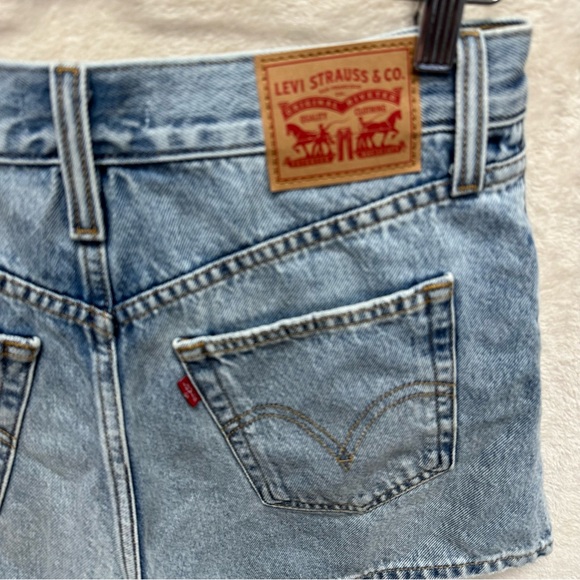 Levi’s high waisted mom shorts women’s size 28 distressed light wash - Picture 5 of 7